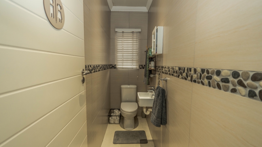 4 Bedroom Property for Sale in De La Haye Western Cape